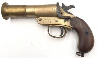 Auktion 360 / Los 7008 <br>Leuchtpistole, brit. Ordonanz., Webley &amp; Scott, MK III, Kal. 26.5mm@ LL 145mm, Messingguss, einschüssig, Kipplauf. Verriegelung mittels gefedertem Riegel und Laufnase. Laufmündung mit trichterförmigem Wulst. Verriegelungshebel, Abzug etc. aus Stahl. Glatte Nussholzgriffschalen, Fangschnurring. Britischer Beschuss und Abnahmestempel von 1913. (Kein Versand ins Ausland, Ausweis- bzw Waffenbesitzkarte vonnöten)