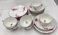 Auktion 360<br>6 Gedecke "Meissen" Purpur floral, Marcollni Zeit um 1780, einige Teile später,  überwiegend 1.Wahl, gut erhalten, 18 Teile