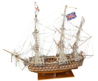 Auktion 360<br>gr. Segelschiffs-Modell, Kriegsschiff "Victory", sehr detailgetreu, aber vom Zustand her kurz nach der Schlacht, also muss in die Werft, H-100 cm, L-ca. 120 cm (allerdings Bug-und Heckspriet abgebrochen)