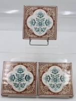 Auktion 360 / Los 9002 <br>3x älterer Fliesen, florales Dekor, div. kl. Chips, 15 x 15cm