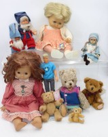 Auktion 360 / Los 12009 <br>10x div. Puppen, Stofftiere, einige bespielt.