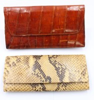Auktion 360 / Los 13003 <br>Paar ältere Damen-Abendtaschen, 1x Schlangenleder, je leichte Tragespuren, ca. 12 x 22,5cm u. 10 x 22cm