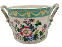 Auktion 360 / Los 15506 <br>gr. alter Henkeltbopf, Früchtekühler? China, Ritzdekor mit Blumenmalerei, H-16 cm, D-25 cm