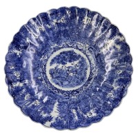 Auktion 360 / Los 15507 <br>grosser chinesischer Teller mit Blaumalerei, umlaufend Figuren in Bambuswald, wohl 19.Jhd., D- ca. 30 cm