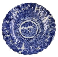 Auktion 360<br>grosser chinesischer Teller mit Blaumalerei, umlaufend Figuren in Bambuswald, wohl 19.Jhd., D- ca. 30 cm
