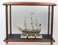 Auktion 365<br>Napoleonisches "Prisoner of War" Knochenschiff, wohl um 1800, in schönem Schaukasten, Kasten H-36cm B-44,5cm T-23,5cm