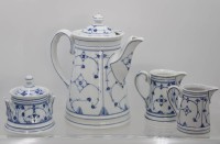 Auktion 360<br>Kaffeekanne, 2 Milchkännchen und eine Zuckerdose, Strohblume, unterschiedliche Hersteller, Kanne H-2,5cm, 1x Milchkännchen bestossen