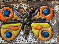 Auktion 360 / Los 9018 <br>Wandfliese, Majolika Schmetterling an Kette, 25x38 cm