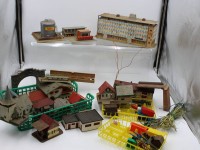 Auktion 360 / Los 12012 <br>Konvolut div. Eisenbahnhäuschen, älter, teilw, beschädigt