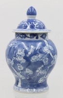 Auktion 360 / Los 15509 <br>kl. Deckelvase, blaues Dekor auf weißem Grund, in der Art der Quing-Dynastie, ca. H-17,5cm