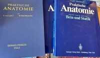 Auktion 364 / Los 3009 <br>3x medizinische Grossbände "Praktische Anatomie" reich illustriert, Vorsatzseite mit Praxisstempel, Folio