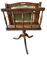 Auktion 360<br>drehbarer engl. Zeitungsständer, H-70 cm, aufklappbares Mittelstück
