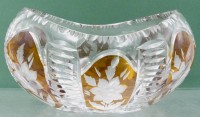 Auktion 374<br>schweres Kristallschiffchen mit Schliff und Buntglas-Medaillons, H-14 cm, L-ca. 27 cm