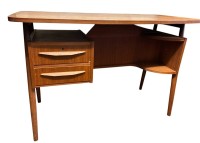 Auktion 367<br>D&auml;nischer kl. Schreibmaschinentisch, gestempelt Denmark-Tieber gaard Desk von Gunnar Nielsen, gut berhalten, Platte etwas fleckig, H-72 cm, B109 cm, T-55 cm,