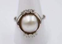 Auktion 360 / Los 1305 <br>558er WG Ring mit Perle und 6 kl, Brillanten (zus.ca. 0,25ct), ca. 10gr., RG 61/62