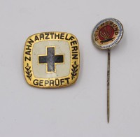 Auktion 360 / Los 7020 <br>2 Kleinabzeichen, älter, Zahnarzthelferin und Reichsbund
