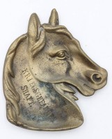 Auktion 360 / Los 7021 <br>Messing-Reliefschale, Pferdekopf, Gravur "Kriegsgefangens(c)haft", 13,5 x 11,8cm