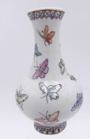 Auktion 360<br>kl. Vase, bemalt mit Schmetterlingen, gemarkt,  H-10 cm