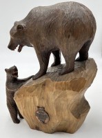 Auktion 360 / Los 7026 <br>Holzschnitzerei, Bärin mit Junges, Plakette "Eismeerfront 1942&amp;43", in Sockel Widmung für scheidenden Chef, H-26 cm, B-19 cm