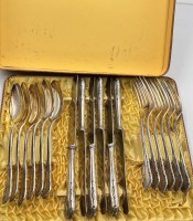 Auktion 360 / Los 11099 <br>versilb. Besteck in Kasten, 90-er Auflage, 18 Teile, L-Messer 25 cm
