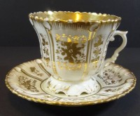 Los 8001 <br>gr. Biedermeier-Kaffeetasse mit U.T., Goldstaffage, U.T. mit feinen Altriss,H-10 cm, D-oben 12 cm, U.T. D-17 cm