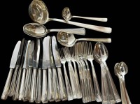 Auktion 360 / Los 11104 <br>41 tg. Art Deco Besteck für 6 Personen,  6x gr.-6x kl. Messer, 6x gr.-6x kl. Gabeln, 6x gr. Löffel, 6x Kaffeelöffel, 5 Volegeteile,  gut erhalten, 2 verschiedene Ziermonogramme