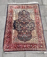 Auktion 360 / Los 13019 <br>alter persischer Seidenläufer, in Farsi signiert, wohl Isfahan,   71x110 cm,