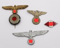 Auktion 360 / Los 7038 <br>3x Mützen-Adler und ein HJ-Abzeichen, 3. Reich