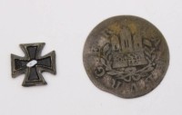Auktion 360 / Los 7039 <br>Münze Schliling Hamburg 1750 sowie Miniatur eines Eisernenkreuzes