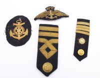 Auktion 360 / Los 7044 <br>2x Schulterstücke und 2 Stoffabzeichen, Marine