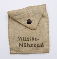 Auktion 360 / Los 7047 <br>kl. Tasche "Militär-Nähzeug", ca. 10 x 8cm