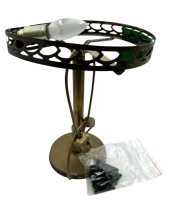 Auktion 360 / Los 16045 <br>Art Deco Tischlampe, Messing, Glasscheiben lose anbei, tw. beschädigt,Schirm fehlt, H-32 cm, D-26  cm.