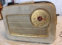 Auktion 360<br>Transistor Radio  "Simonetta" Skalenknopf defekt, Funktion nicht geprüft, 50/60-er Jahre, Holzgehäuse, ungepflegter Kellerfund, H-18 cm, B-23 cm