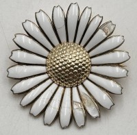 Auktion 361<br>gr. Margeriten-Brosche von Anton Michelsen, D-4,5 cm, Silber-925-, vergoldet,  weisse Emaille, beschädigt, 19 gr