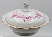 Auktion 361<br>Deckelterrine, Meissen, Schwertermarke, indisch Purpur, 2 Schleifstriche, guter Zustand, ca. H-16,5cm D-26,5cm