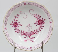 Auktion 361<br>kl. Schale, Meissen, Schwertermarke, indisch Purpur, 2 Schleifstriche, guter Zustand, ca. H-3,5cm D-14,5cm