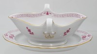 Auktion 361<br>Sauciere, Meissen, Schwertermarke, indisch Purpur, 2 Schleifstriche, guter Zustand, ca. H-9,7cm B-24,5cm