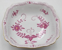 Auktion 361<br>Gemüseschale, Meissen, Schwertermarke, indisch Purpur, 2 Schleifstriche, H-6,7cm B-22,5cm