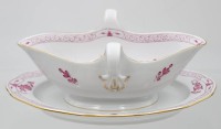 Auktion 361<br>Sauciere, Meissen, Schwertermarke, indisch Purpur, 2 Schleifstriche, guter Zustand, ca. H-10cm B-24,5cm