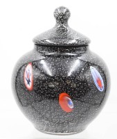 Auktion 361<br>Deckelvase, wohl Effetre International, Murano, bunte Einschmelzungen, sehr gute Erhaltung, ca. H-22,5cm