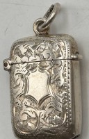 Auktion 361<br>antiker Vesta Koffer, Birmingham 1901, Sterlingsilber, innen vergoldet, guter Zustand, ca. 4x2,5 cm (ohne Öse), 15,1 gr.  (Streichhölzer-Behälter)