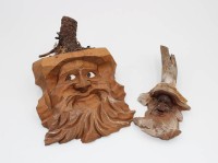 Auktion 361<br>Paar beschnitzte Wandköpfe sogen. Waldgeister, Holz, L-26,5cm und 23cm.