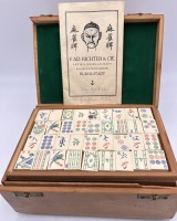 Auktion 361<br>gr. Holzkasten mit Mah Jong Spiel, 1935, komplett mit Spielanleitung, Herst. Fa RichterCie, Baukasten-Fabrik Rudolstadt, mass. Messing Schliessen, gut erhalten