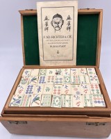 Auktion 361<br>gr. Holzkasten mit Mah Jong Spiel, 1935, komplett mit Spielanleitung, Herst. Fa RichterCie, Baukasten-Fabrik Rudolstadt, mass. Messing Schliessen, eine Leiste, 2 Füsschen fehlen, , Kasten H-9 cm, 23x16 cm