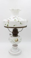 Auktion 361<br>Petroleum-Lampe, 19. Jhd., Milchglas mit floraler Bemalung, Zylinder beschädigt, ca. H-50cm
