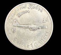 Auktion 361<br>10 Reichsmark 1944 mit Arado Flugzeug und Führer, versilberte Medaille aus den 60/70-er Jahren, diese Münze gab es nie