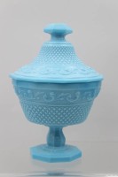 Auktion 361<br>gr. Bonbonniere auf Stand, blaues Pressglas mit Reliefdekor, H-23 cm, D-15 cm