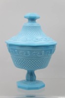 Auktion 361 / Los 10011 <br>gr. Bonbonniere auf Stand, blaues Pressglas mit Reliefdekor, H-23 cm, D-15 cm