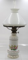 Auktion 361<br>Tisch Petroleumlampe, Porzellanstand mit Blumendekor, H-ca. 50 cm, Schirm Rand beschädigt