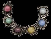 Auktion 361<br>Armbamnd mit bunten Halbkugeln, versilbert, ein Eckchen Metall  fehlt, L-19 cm